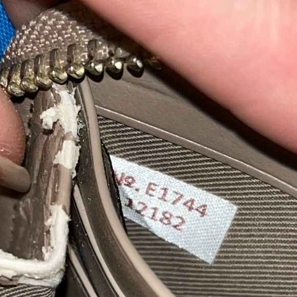 COACH LEATHER ACCORDIAN ZIP WALLET - Picture 15 of 16